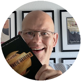 Kai Unzicker mit einem Buch in der Hand