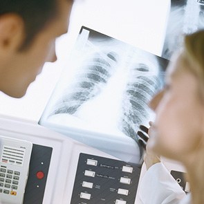 Zwei Personen schauen sich ein Röntgenbild an