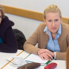 Lehrer und Lehrerinnen tauschen sich während der Fortbildung aus.
