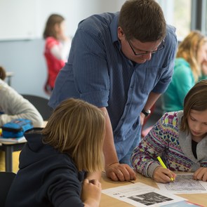 Lehrer erklärt Schüler eine Aufgabe