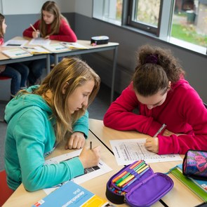 Schülerinnen arbeiten an Aufgaben