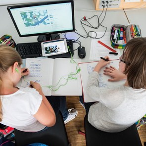 zwei Mädchen vor einem Laptop