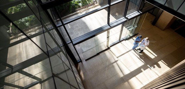 Ein Gespräch zwischen 2 Ärzten in einem Foyer.