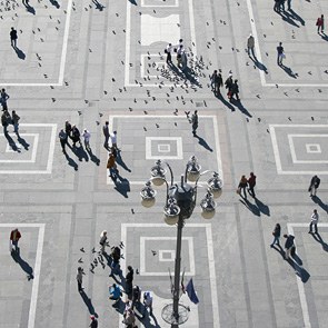 großer Platz mit Menschen von oben