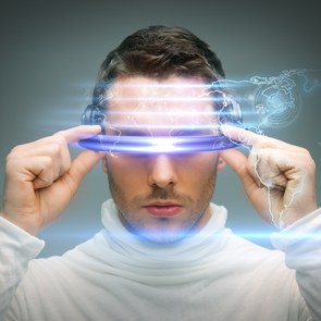 Mann mit Datenbrille